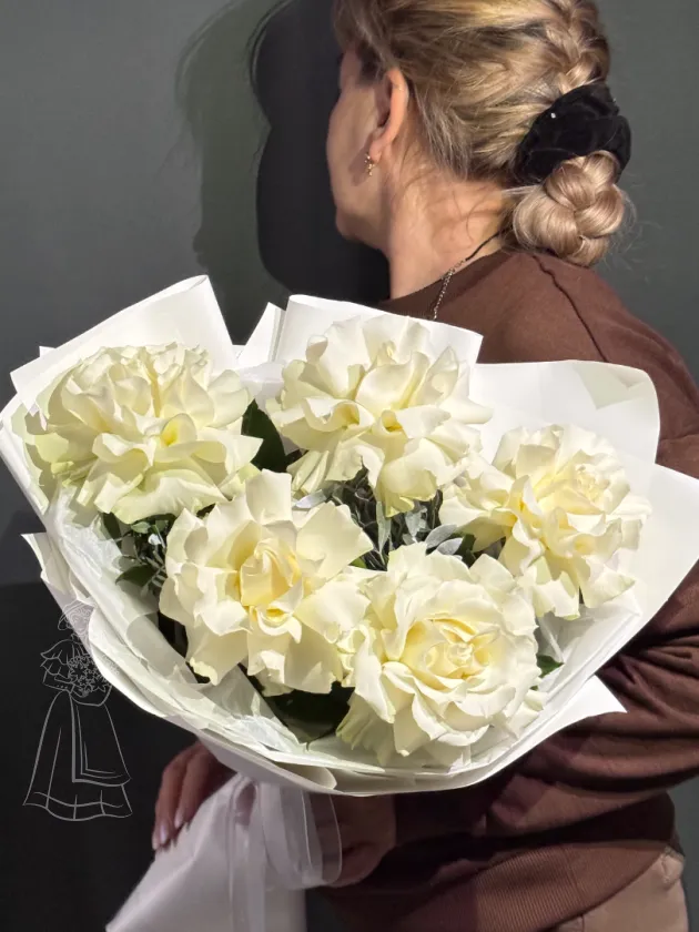 Нежный, белоснежный букет с белыми французскими розами.