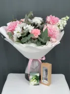 Нежный, бело- розовый букет с французскими розами, хризантемой, диантусами и ароматной маттиолой