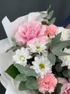 Нежный, бело- розовый букет с французскими розами, хризантемой, диантусами и ароматной маттиолой