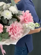 Нежный, бело- розовый букет с французскими розами, хризантемой, диантусами и ароматной маттиолой