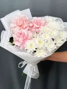 Нежный букет- комплимент с розовой французской розой и белой, пушистой хризантемой. 