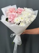 Нежный букет- комплимент с розовой французской розой и белой, пушистой хризантемой. 