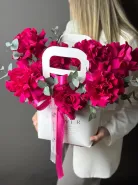 Сумка с ярко- розовыми французскими розами и ароматным эвкалиптом.