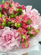 Букет из розовых французских роз и альстромерий