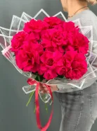 Букет из 9 ярко- розовых французских роз.