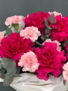Яркий букет из малиновых роз и нежно-розовых диантусов (гвоздик)