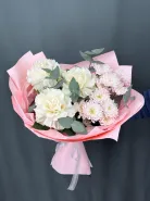 Нежный букет из белых французских роз и розовой альстромерии