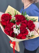 Яркий букет из красных французских роз и белой альстромерии.