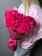 Яркий букет из малиновых французских роз.