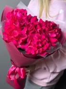 Яркий букет из малиновых французских роз.