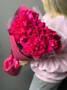 Яркий букет из малиновых французских роз.