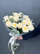 Ароматные, пионовидные розы кремового цвета с ароматным эвкалиптом.