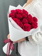 Букет из 15 красных роз в белом.