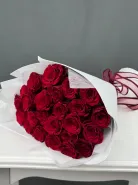 Букет из 15 красных роз в белом.