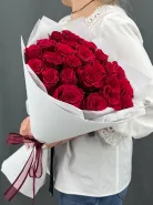 Букет из 25 красных роз в белом.