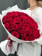 Шикарный букет из 51 красной розы.