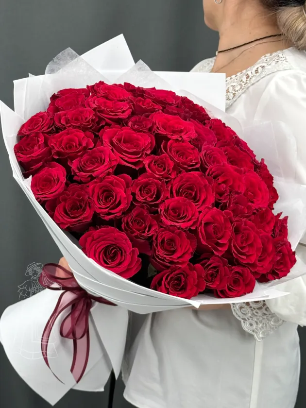 Шикарный букет из 51 красной розы.