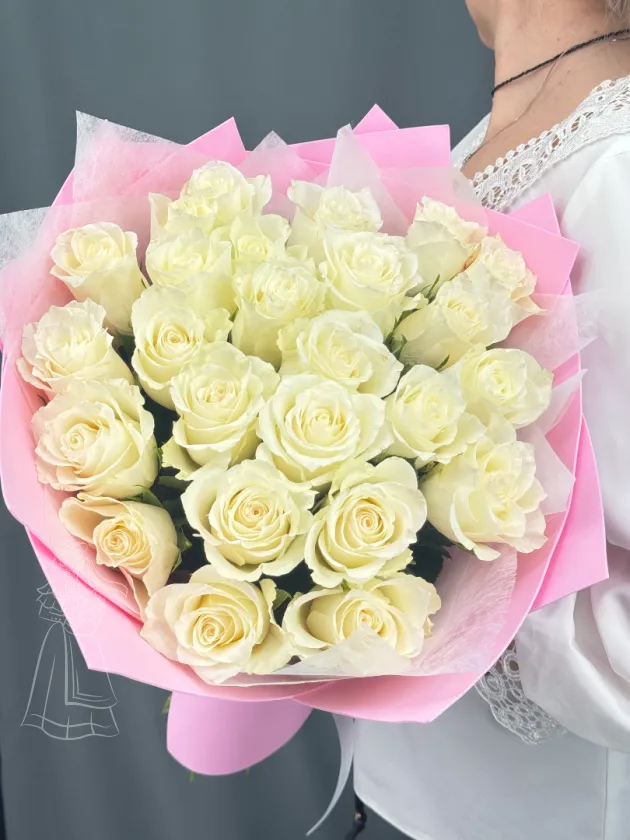 Нежный букет из 25 белых роз.
