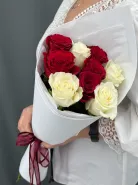 Букет из красных и белых роз 9шт