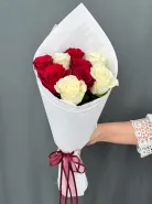 Букет из красных и белых роз 9шт