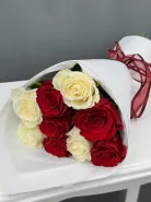 Букет из красных и белых роз 9шт