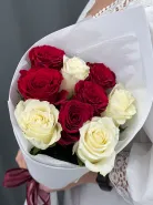 Букет из красных и белых роз 9шт