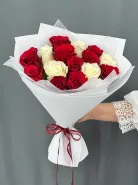 Букет из белых и красных роз 15 шт