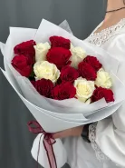 Букет из белых и красных роз 15 шт