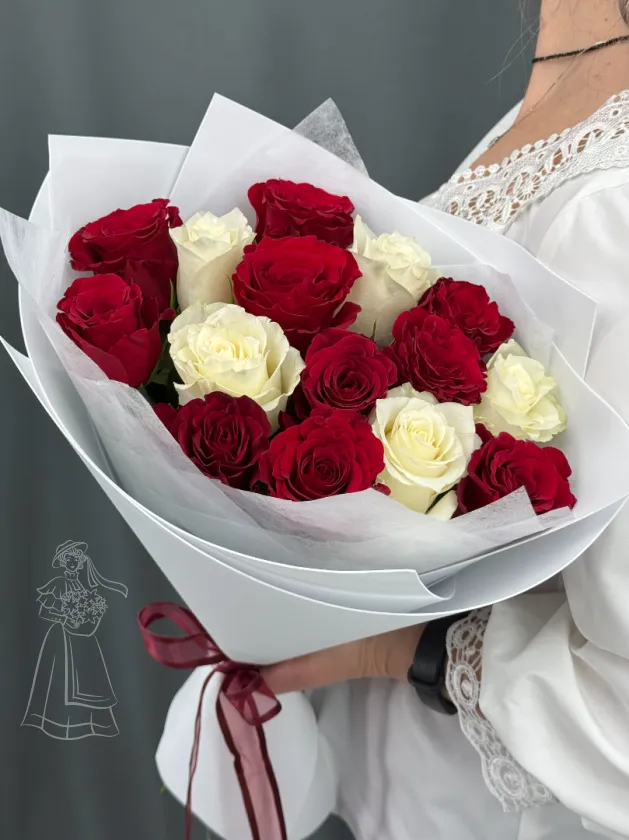 Букет из белых и красных роз 15 шт