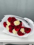 Букет из белых и красных роз 15 шт