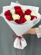 Букет из белых и красных роз 15 шт