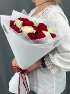 Букет из белых и красных роз 15 шт