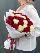 Букет из красных и белых роз 25 шт.