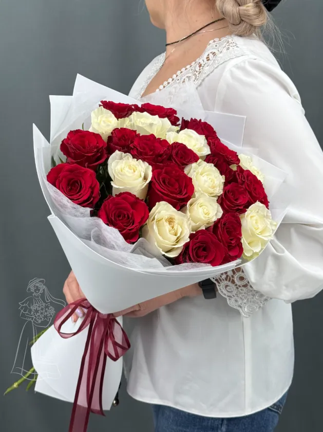 Букет из красных и белых роз 25 шт.