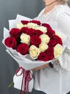Букет из красных и белых роз 25 шт.