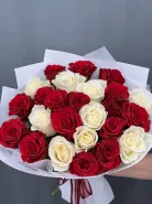 Букет из красных и белых роз 25 шт.