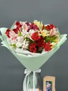 Яркий букет из стойкой, разноцветной альстромерии.