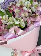 Белая и розовая альстромерия в нежном букете