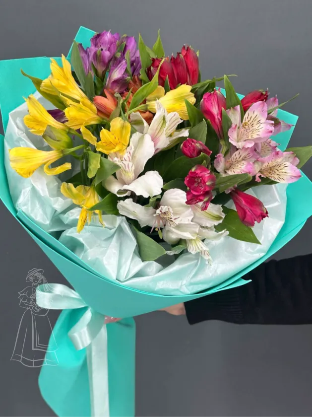 Разноцветная альстромерия  в ярком букете.