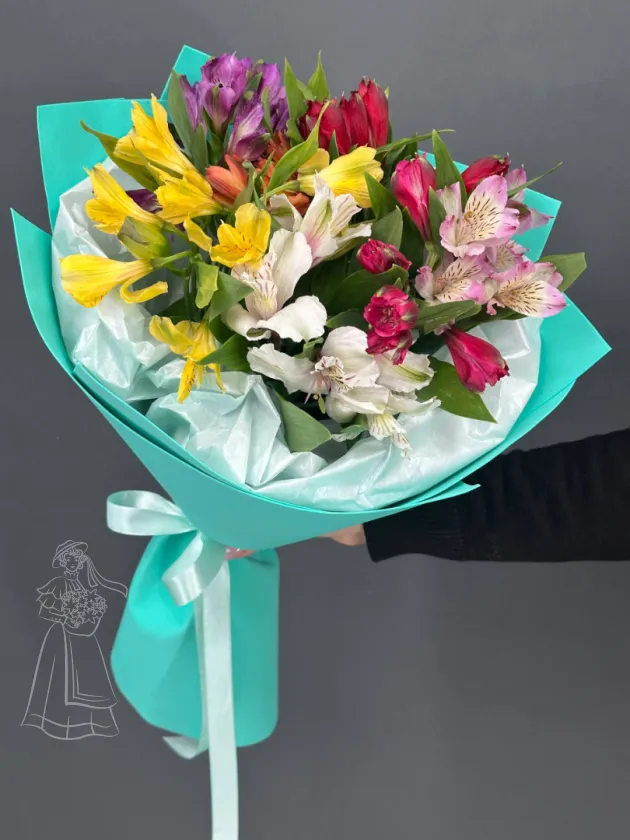 Разноцветная альстромерия  в ярком букете.