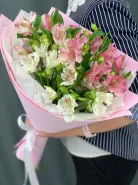 Белая и розовая альстромерия в нежном букете.