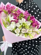 Разноцветная альстромерия  в ярком букете.