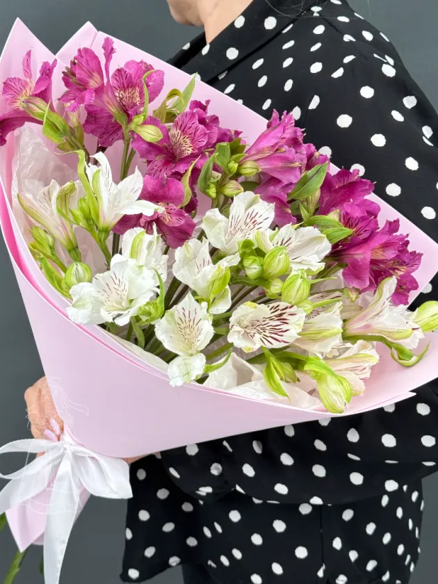 Разноцветная альстромерия  в ярком букете.