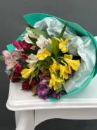 Разноцветная альстромерия  в ярком букете.