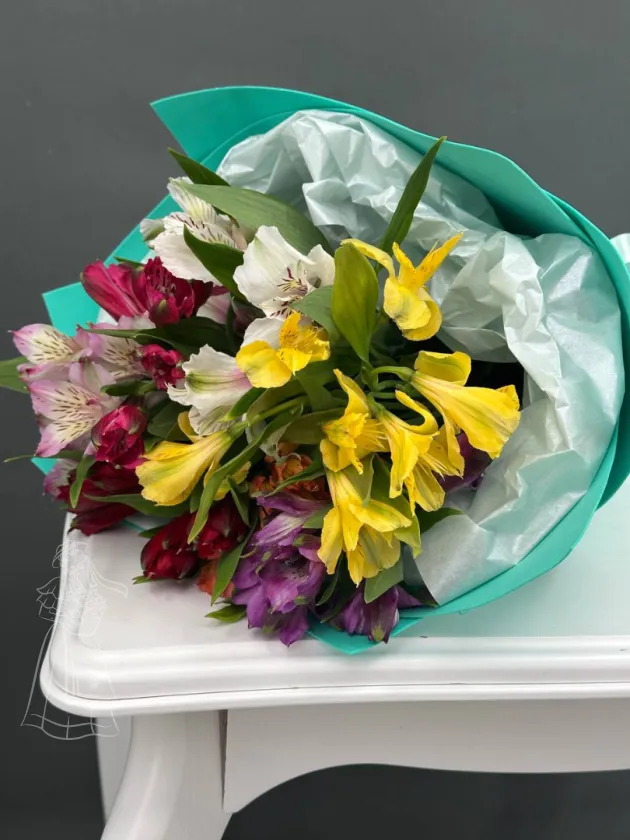 Разноцветная альстромерия  в ярком букете.