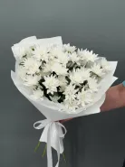 Букет из белых, пушистых хризантем.