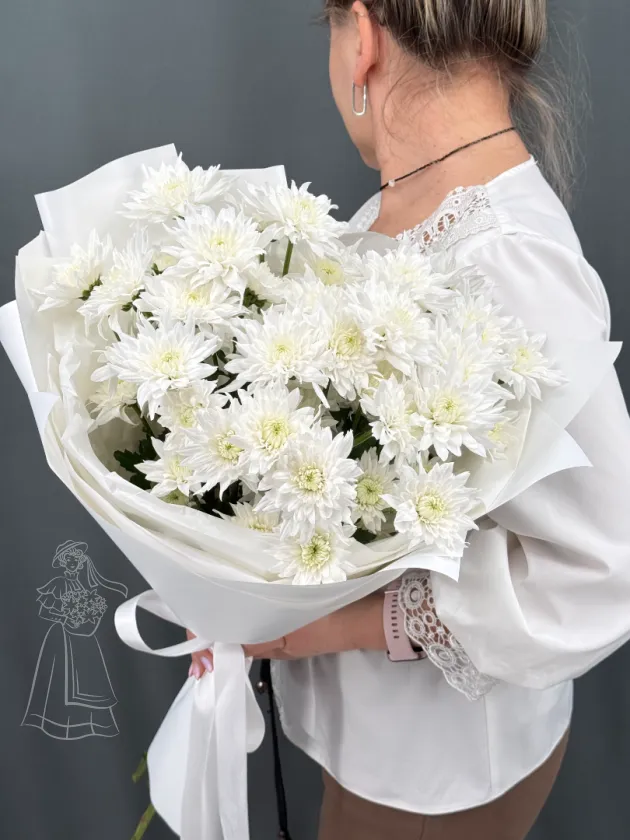 Букет из белых, пушистых хризантем.