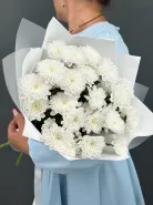 Стойкий букет из белых, кустовых хризантем