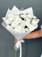 Стойкий букет из белых, кустовых хризантем