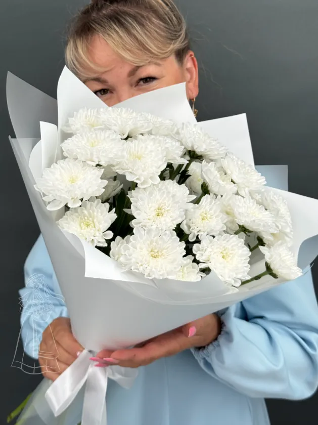 Стойкий букет из белых, кустовых хризантем